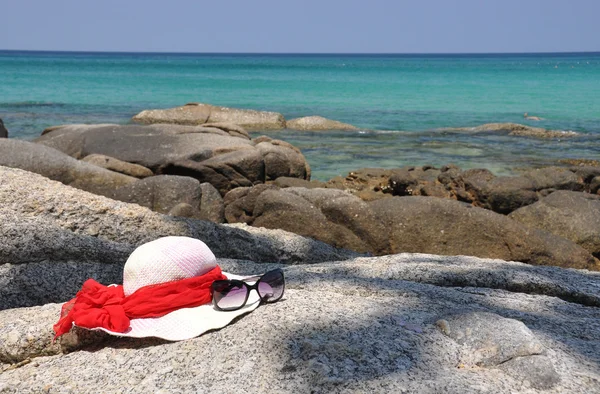 Chapeau et lunettes de soleil sur le rocher. Île de Phuket, Thaïlande — Photo