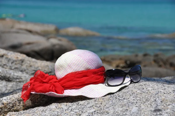 Hat and sunglasses on the rock. Phuket island, Thailand — Stock Photo, Image