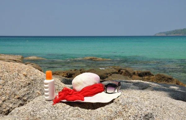 Sombrero y gafas de sol en la roca. Isla de Phuket, Tailandia — Foto de Stock