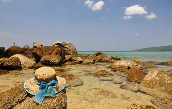 Sombrero de paja en la roca. Isla de Phuket, Tailandia —  Fotos de Stock