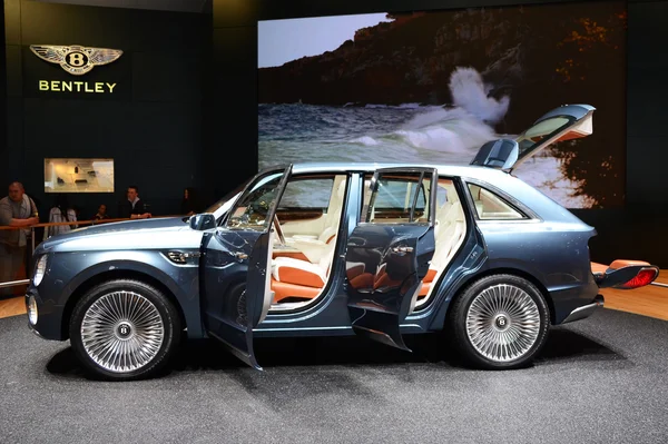Genf - március 12-én: Bentley Exp-9 világ egyetlen W12 Suv-on bemutatás — Stock Fotó
