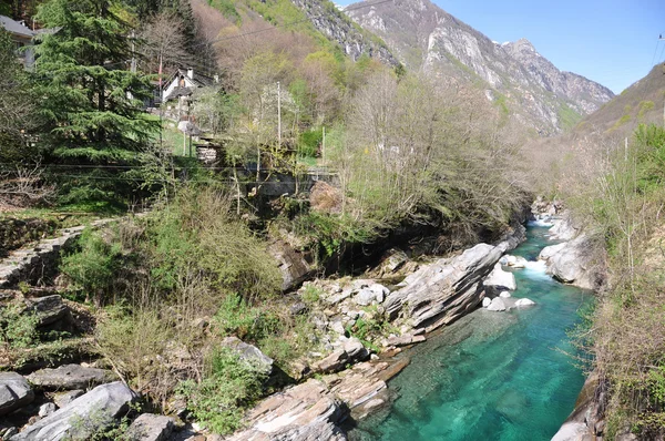 Vale de Verzasca. Rio cristalino e montanhas no backgr — Fotografia de Stock