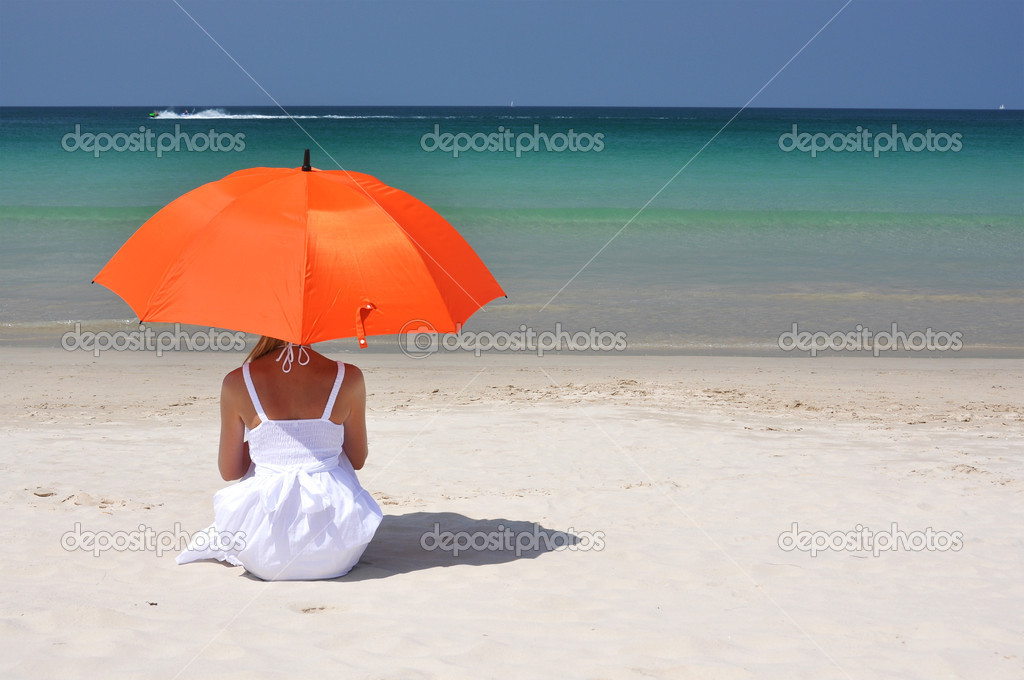 Chica con un paraguas en la playa fotografía stock © happyalex #20830629 | Depositphotos