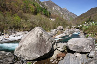 Verzasca Vadisi. kristal berraklığında Nehri ve backgr Dağları