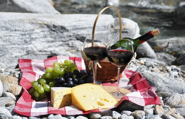 Red wine, cheese and grapes served at a picnic. Verzasca valley, — Stock Photo, Image