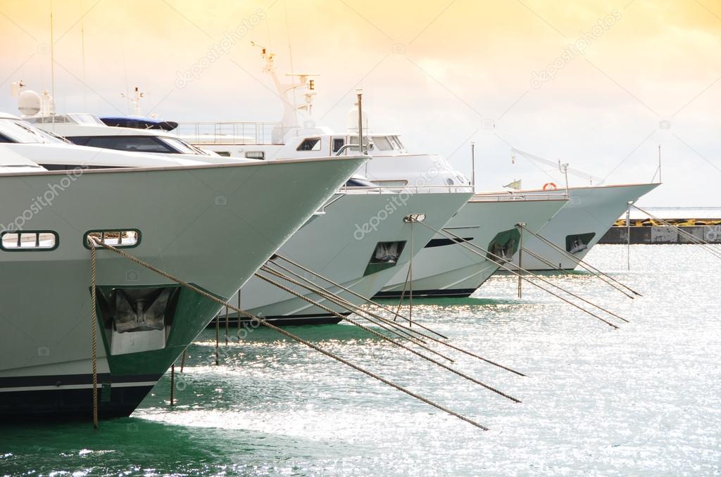 Fila di yacht nel porto di La Spezia, Italia