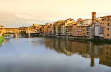 Ponte vecchio Köprüsü üzerinden İtalya Floransa'da arno Nehri