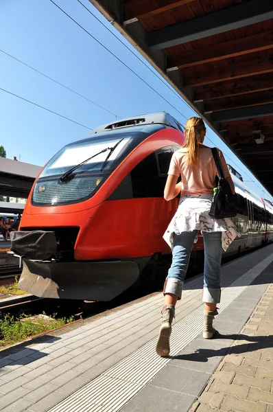 Девушка спешит на поезд — стоковое фото