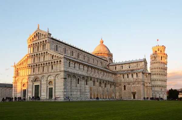 Piazza dei Miracoli: Basilica and the Leaning Tower, Pisa, Italy — Stok fotoğraf