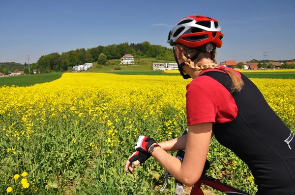 女孩骑着一辆山地自行车 — 图库照片