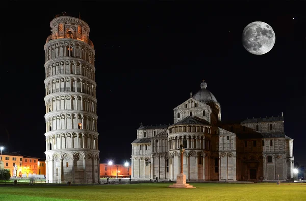 Basilikan och det lutande tornet på piazza dei miracoli i pis — Stockfoto