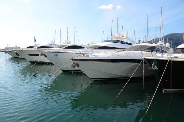 Rangée de yachts dans le port de La Spezia, Italie — Photo
