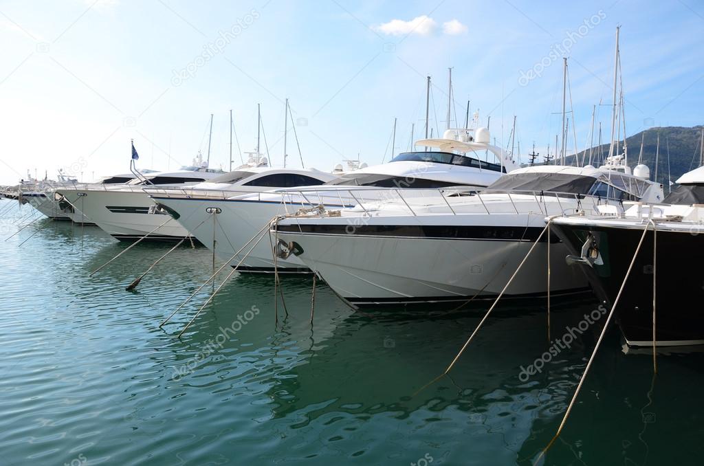 Fila di yacht nel porto di La Spezia, Italia