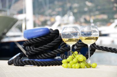 kadehlerin ve üzüm yat iskeleye la Spezia, İtalya