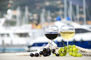 kadehlerin ve üzüm yat iskeleye la Spezia, İtalya