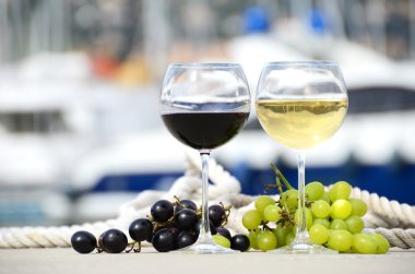 Çift kadehlerin ve üzüm la spez yat pier karşı