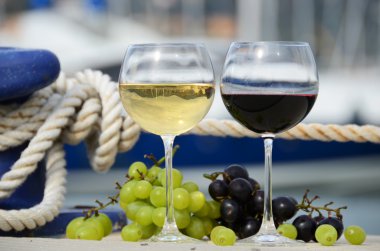 Çift kadehlerin ve üzüm la spez yat pier karşı