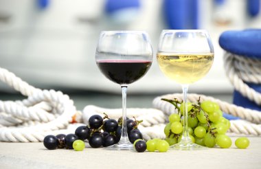 Çift kadehlerin ve üzüm la spez yat pier karşı