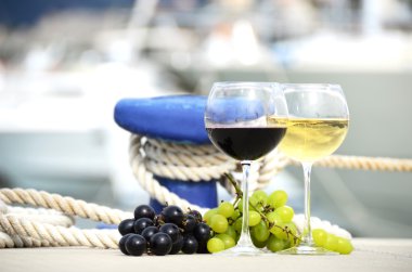 Çift kadehlerin ve üzüm la spez yat pier karşı