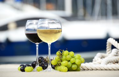 Çift kadehlerin ve üzüm la spez yat pier karşı