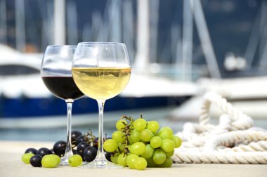 Çift kadehlerin ve üzüm la spez yat pier karşı