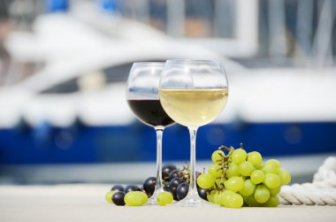 Çift kadehlerin ve üzüm la spez yat pier karşı