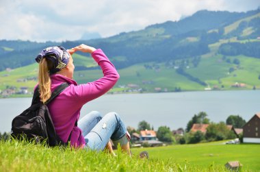 Gezgin tepede bir sırt çantası ile