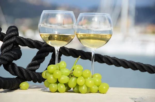 Wineglasses and grapes on the yacht pier of La Spezia, Italy — Stock Photo, Image