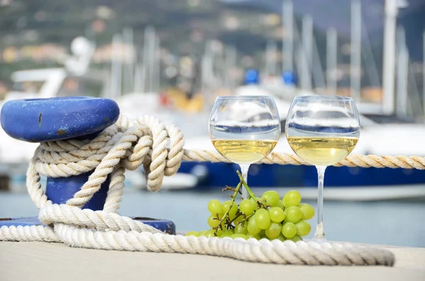 Wijnglazen en druiven op de pier van de jacht van la spezia, Italië — Stockfoto