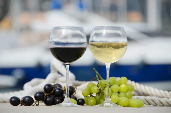 와인잔과 포도 라 Spez 요트 부두에 대 한 켤레 — 스톡 사진