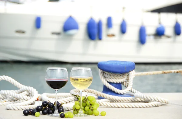 Wineglasses and grapes on the yacht pier of La Spezia, Italy — Stock Photo, Image