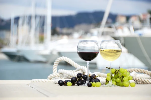 Verres à vin et raisins sur la jetée du yacht de La Spezia, Italie — Photo