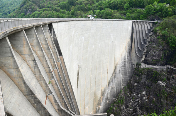 Плотина электростанции в долине Верцаска, Швейцария
