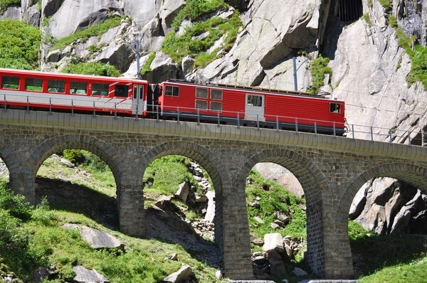 Альпийский экспресс-мост через перевал Святого Готарда в Свитцерлане

