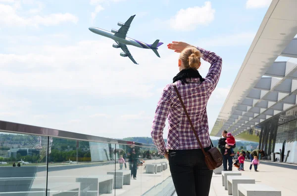 Meisje in de luchthaven — Stockfoto