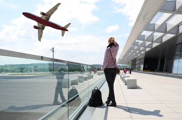 Meisje in de luchthaven — Stockfoto