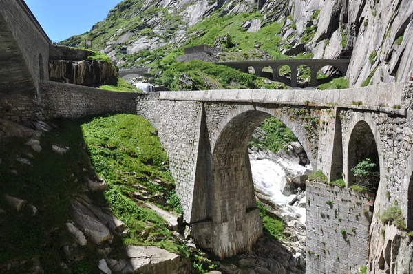 Devil's brug bij st. gotthard doorgeeft, Zwitserland — Stockfoto