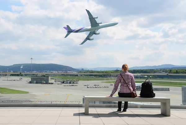 Meisje in de luchthaven — Stockfoto