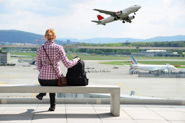 Meisje in de luchthaven — Stockfoto