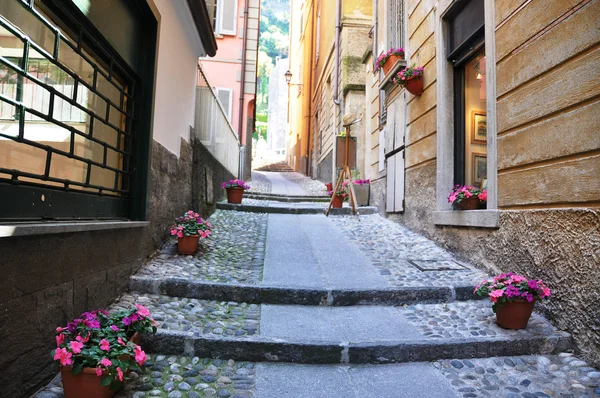 Narrow street of Bellagio town at the famous Italian lake Como — Stock Photo, Image