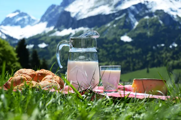 Latte, formaggio e pane contro il paesaggio alpino — Foto Stock