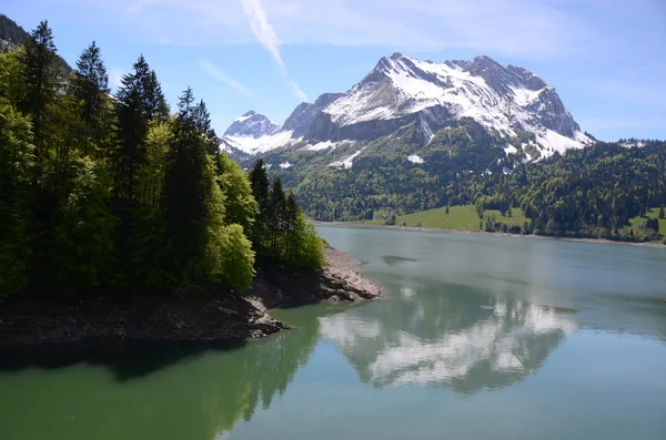 Горное озеро. Швейцария — стоковое фото