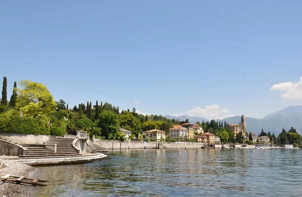 Tremezzo ville au célèbre lac italien de Côme — Photo