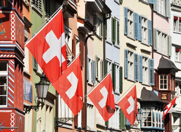 Old street di Zurich dihiasi dengan bendera untuk Swiss National — Stok Foto