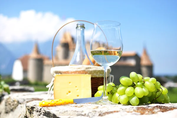 Vinho, uvas e queijo contra o velho castelo. Suíça — Fotografia de Stock