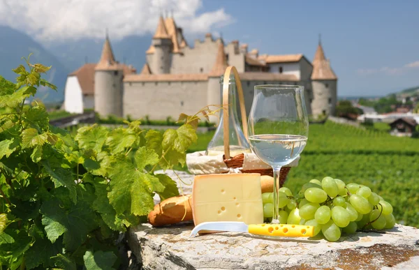 Şarap ve üzüm. Chateau de aigle, switzerkand — Stok fotoğraf