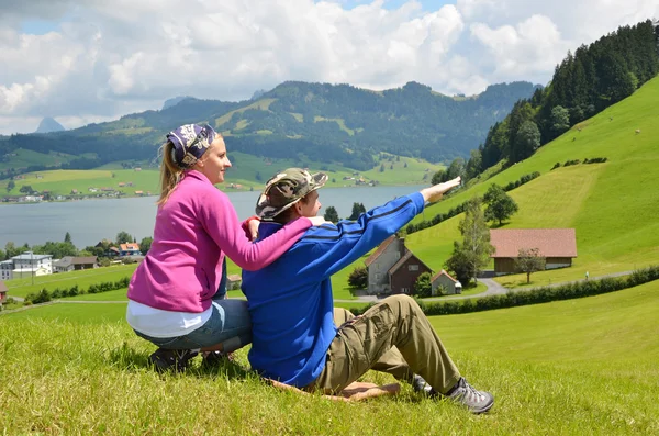 Viaggiatori che si riposano sulla collina — Foto Stock