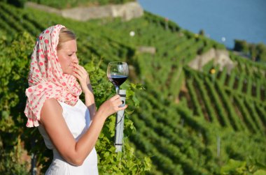 lavaux, İsviçre içinde kırmızı şarap tadımı kadın