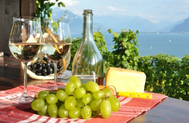 şarap, üzüm ve peynir. Lavaux bölge, İsviçre