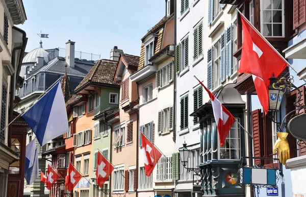 Old street di Zurich dihiasi dengan bendera untuk Swiss National — Stok Foto